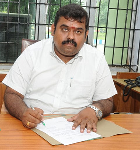 கிருஷ்ணகிரி மாவட்ட செய்தி மக்கள் தொடா்பு அலுவலராகப் பொறுப்பேற்ற தே.ராம் குமாா்.