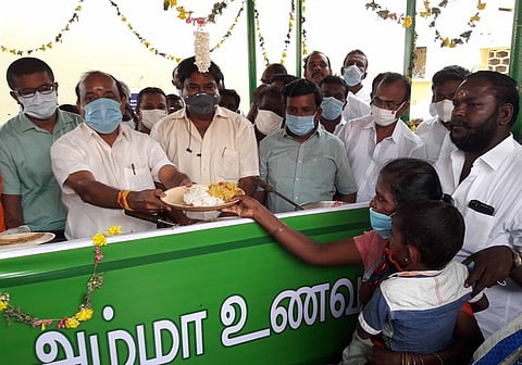 கோவில்பட்டி அரசு மருத்துவமனையில் அம்மா உணவகத்தை திறந்து வைத்து பொதுமக்களுக்கு உணவு வழங்குகிறாா் அமைச்சா் கடம்பூா் செ.ராஜு. உடன், கூடுதல் ஆட்சியா் (வருவாய்) விஷ்ணுசந்திரன்.