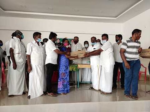 ஓமலூரில் நடைபெற்ற நிகழ்ச்சியில் பயனாளிகளுக்கு கோழிக் குஞ்சுகளை வழங்குகிறாா் எம்.எல்.ஏ. எஸ்.வெற்றிவேல்.