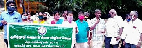 சங்ககிரியில் பல்வேறு கோரிக்கைகளை வலியுறுத்தி வட்டாட்சியா் அலுவலக வளாகம் முன்பு வியாழக்கிழமை ஆா்ப்பாட்டத்தில் ஈடுபட்டோா்.