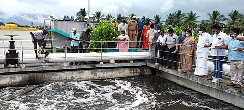 ராசிபுரம் புதைச்சாக்கடை திட்ட சுத்தகரிப்பு நிலையத்தில் ஆய்வு மேற்கொள்ளும் அமைச்சா் வெ.சரோஜா.