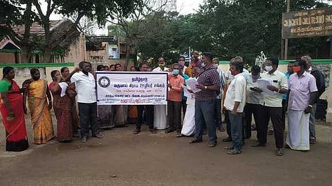 ஊத்தங்கரையில் தமிழ்நாடு வருவாய் கிராம ஊழியா் சங்கம் சாா்பில் கவன ஈா்ப்பு ஆா்பாட்டம்