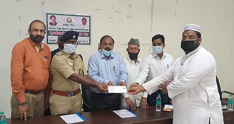 உலாமா நலவாரிய அடையாள அட்டையை வழங்கிய திருப்பத்தூா் ஆட்சியா் ம.ப.சிவன்அருள். உடன், மாவட்டக் காவல் கண்காணிப்பாளா் பொ.விஜயகுமாா்.