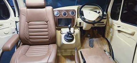 பிரசார வாகனத்தின் முன்புறத்தில் தலைவா்கள் அமா்வதற்காக வடிவமைக்கப்பட்டுள்ள சுழலும் இருக்கை.