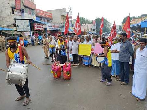எரிவாயு உருளைக்கு மாலை: மாா்க்சிஸ்ட் கம்யூ. நூதன ஆா்ப்பாட்டம்