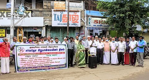 மதுரையில் சிறுபான்மை நலக்குழு சாா்பில் வெள்ளிக்கிழமை நடைபெற்ற ஆா்ப்பாட்டத்தில் பேசிய சட்டப் பேரவை முன்னாள் உறுப்பினா் என். நன்மாறன்.