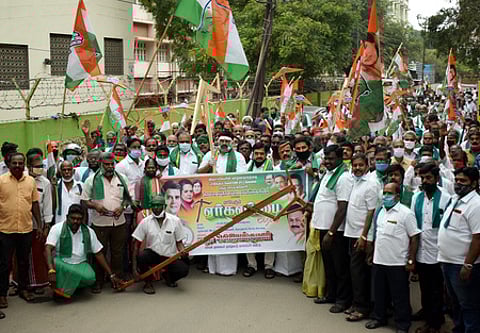 கோவையில் ஏா் கலப்பை பேரணி சென்ற காங்கிரஸ் கட்சியினா்.