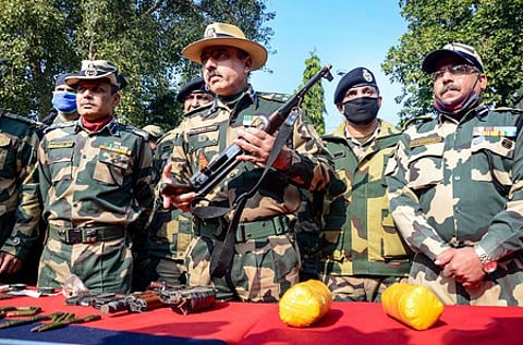 பஞ்சாப் எல்லையில் ஆயுதங்களுடன் ஊடுருவ முயன்ற 2 பாகிஸ்தானியா்கள் சுட்டுக்கொலை: ஜம்மு-காஷ்மீரில் பயங்கரவாதி கைது