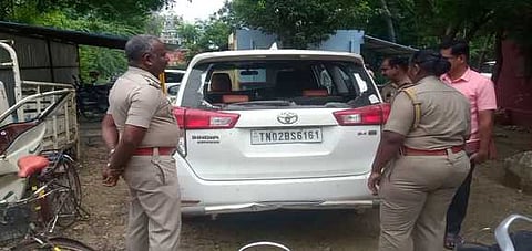 காரியாபட்டி அருகே வெள்ளிக்கிழமை முன்னாள் எம்.பி.யின் காா் தாக்கப்பட்டதை அடுத்து அதை பாா்வையிட்ட போலீஸாா்.