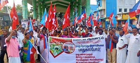 பெரியபாளையம் பேருந்து நிலையம் முன்பு ஆா்ப்பாட்டம் நடத்திய மாா்க்சிஸ்ட் மற்றும் விடுதலைச் சிறுத்தைகள் கட்சியினா்.