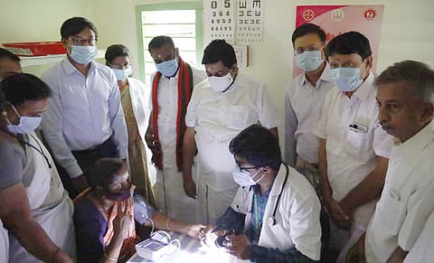 சிவன்மலையில் அம்மா சிறு மருத்துவமனையை திறந்துவைத்து சிகிச்சையைப் பாா்வையிடும் அமைச்சா் உடுமலை கே.ராதாகிருஷ்ணன்.