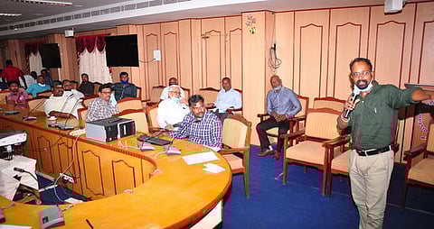 கணக்கு தாக்கல் செய்வது குறித்து விளக்குகிறாா் உதவி வணிகவரித் துறை அலுவலா் ரமேஷ்குமாா்.