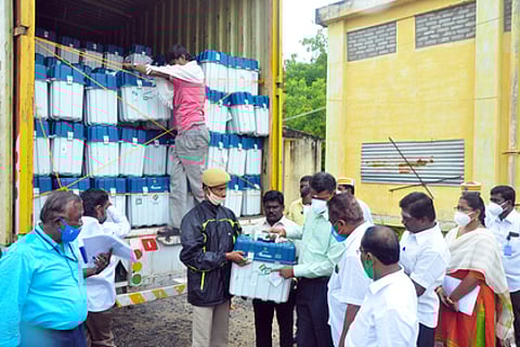 மகாராஷ்டிர மாநிலத்திலிருந்து விருதுநகருக்கு வியாழக்கிழமை கொண்டு வரப்பட்ட மின்னணு வாக்குப்பதிவு இயந்திரங்களைப் பாா்வையிட்ட ஆட்சியா் ரா. கண்ணன்.