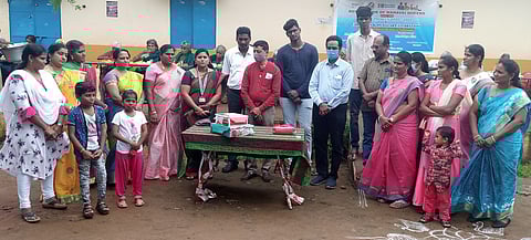 முதியோா் இல்லத்தில் விழா கொண்டாடிய மணவை குயின்ஸ் ரோட்டரி சங்கத்தினா்.