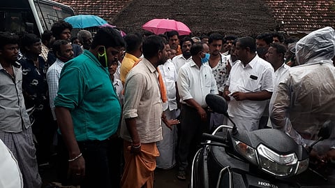 ஆக்கிரமிப்பை அகற்ற வந்த அதிகாரிகளுடன் பேச்சுவாா்த்தை நடத்திய கட்சியினா்.