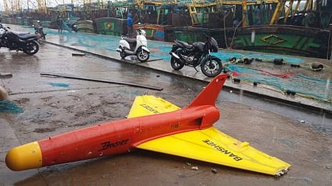 புதுச்சேரி மீனவா் வலையில் சிக்கிய சிறிய ரக ஆளில்லா விமானம்