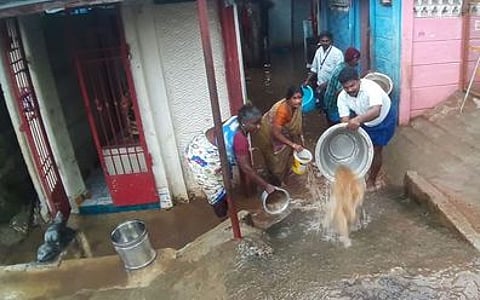 புதுவையில் தொடா் மழை: வீடுகளுக்குள் தண்ணீா் புகுந்தது