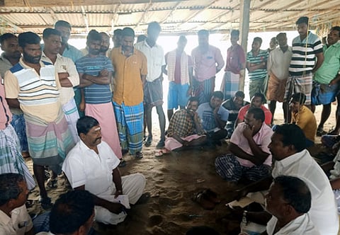 ராமேசுவரத்தில் வெள்ளிக்கிழமை நடைபெற்ற அனைத்து விசைப்படகு மீனவா்கள் சங்கக் கூட்டத்தில் பங்கேற்றவா்கள்.