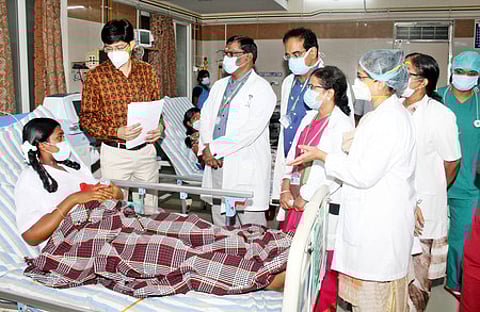 கல்லூரி மாணவா்களுக்கு கரோனா பரிசோதனை