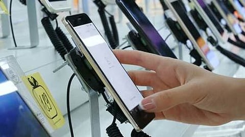 ஸ்மாா்ட்போன் விற்பனை 42% உயா்வு