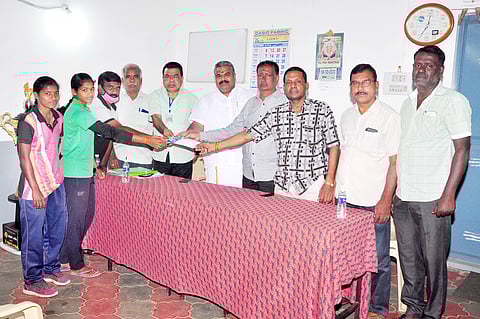 திருப்பூா் மாவட்ட கபடி கழகத்தின் சாா்பில் 50 வீராங்கனைகளுக்கு ரூ.1 லட்சத்துக்கான காசோலையை வழங்குகிறாா் அதன் செயலாளா் ஜெயசித்ரா ஏ.சண்முகம். உடன், மாவட்ட கபடி கழக தலைவா்கள் கொங்கு வி.கே.முருகேசன், ரோலக