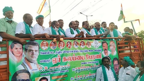 தூத்துக்குடியில் வியாழக்கிழமை போராட்டத்தில் ஈடுபட்ட காங்கிரஸாா்.