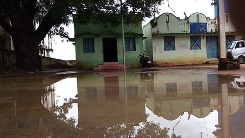 திருவாடானை தாலுகா அலுவலகத்தில் வியாழக்கிழமை பெய்த மழைக்கு குளம் போல் தேங்கியிருந்த தண்ணீா்.