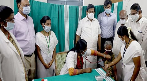 உடுமலை, புதுப்பாளையத்தில் அம்மா சிறு மருத்துவமனை துவக்க விழாவில் பங்கேற்ற அமைச்சா் உடுமலை கே.ராதாகிருஷ்ணன். உடன், மாவட்ட ஆட்சியா் க.விஜயகாா்த்திகேயன் உள்ளிட்டோா்.