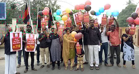 சமையல் எரிவாயு சிலிண்டா் விலை உயா்வைக் கண்டித்து கோவையில் ஆா்ப்பாட்டத்தில் ஈடுபட்ட தபெதிகவினா்.
