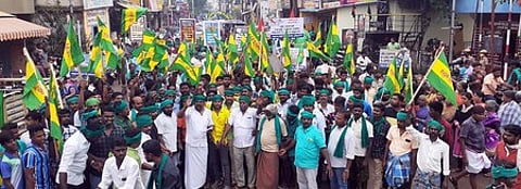 சோமரசம்பேட்டையில் போராட்டத்தில் ஈடுபட்ட விவசாய சங்கத்தினா், சமூக நீதிப் பேரவையினா்.