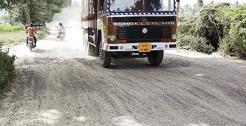 குடியாத்தம் - பரதராமி சாலையில் வாகனங்கள் செல்லும்போது தூசுகளால் ஏற்படும் புகை மண்டலம்.