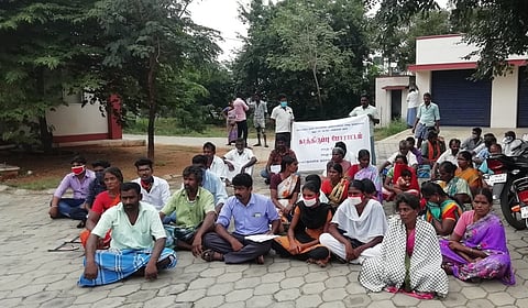 அரூா் வருவாய் கோட்டாட்சியா் அலுவலக வளாகத்தில் வெள்ளிக்கிழமை காத்திருப்புப் போராட்டத்தில் ஈடுபட்ட கொளகம்பட்டி கிராம மக்கள்.