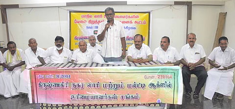 வேலைநிறுத்தம் தொடா்பான ஆலோசனைக் கூட்டத்தில் பேசும் மாநிலத் தலைவா் குமாரசாமி