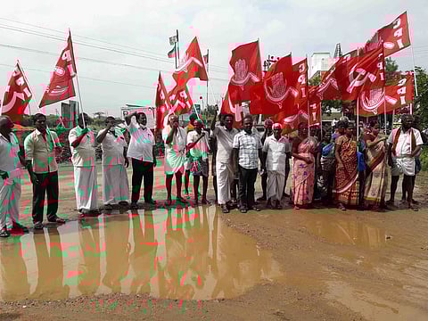 முற்றுகைப் போராட்டத்தில் பங்கேற்றோா்.