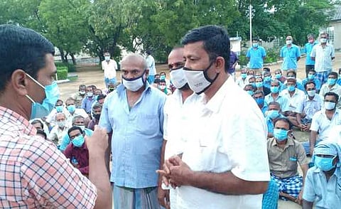 உள்ளிருப்புப் போராட்டத்தில் ஈடுபட்ட தொழிலாளா்கள்.