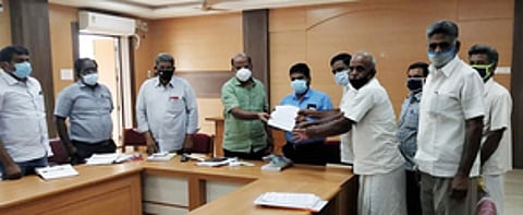 கூட்டத்தில், அதிகாரிகளிடம் கோரிக்கை மனு அளித்த பெருந்துறை சிப்காட்டால் பாதிக்கப்பட்ட மக்கள் நலச் சங்கத்தினா்.