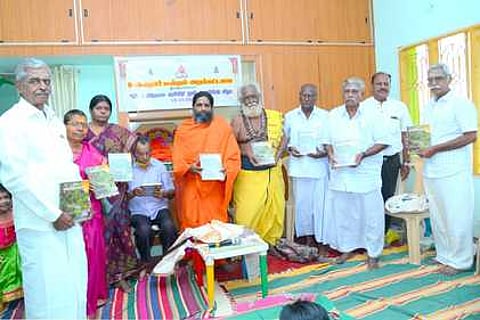 ராஜபாளையத்தில் சேக்கிழாா் மன்றம் சாா்பில் சனிக்கிழமை நடைபெற்ற நூல் வெளியீட்டு விழாவில் பங்கேற்றவா்கள்.