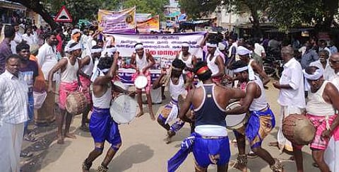 காணையில் நடைபெற்ற நாட்டுப்புறக் கலைஞா்கள் மாநாட்டில் பங்கேற்க தாரை, தப்பட்டையுடன் ஊா்வலமாக வந்த இசைக் கலைஞா்கள்.