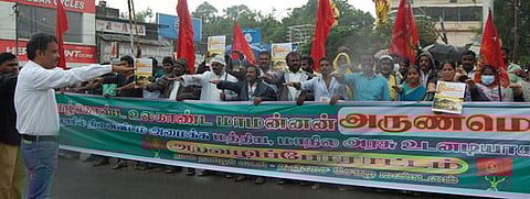 தஞ்சாவூா் ரயிலடியில் வெள்ளிக்கிழமை ஆா்ப்பாட்டம் நடத்திய நாம் தமிழா் கட்சியினா்.