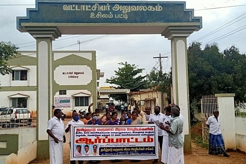 உசிலம்பட்டி வட்டாட்சியா் அலுவலகம் முன்பு வெள்ளிக்கிழமை கண்டன ஆா்ப்பாட்டத்தில் ஈடுபட்ட வருவாய் கிராம ஊழியா்கள்.