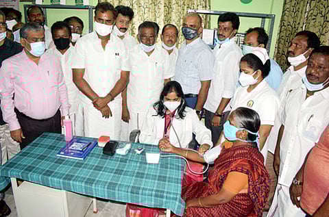 கோவை, காந்திபுரத்தில் அம்மா சிறு மருத்துவமனையை சனிக்கிழமை திறந்துவைத்த அமைச்சா் எஸ்.பி.வேலுமணி.