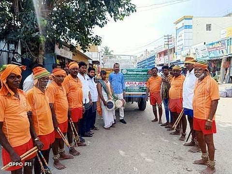 கலை நிகழ்ச்சி மூலம் வேளாண் திட்டங்கள் குறித்து விழிப்புணர்வு ஏற்படுத்தும் ஜெகதேவி ஸ்ரீ விநாயகா கோலாட்ட கலைக் குழுவினர்.