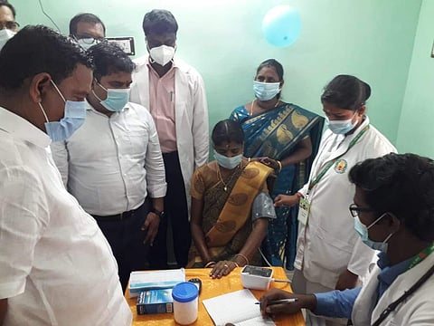 வண்டுவாஞ்சேரியில் திறந்து வைக்கப்பட்ட மினி கிளினிக்கில் கர்ப்பிணிப் பெண்ணுக்குச் சிகிச்சை அளிப்பதைப் பார்வையிடும் அமைச்சர் ஓ.எஸ்.மணியன்.