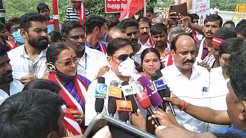 அரியலூரில் செய்தியாளா்களுக்குப் பேட்டியளிக்கிறாா் ஐஜேகே தலைவா் ரவி பச்சமுத்து.