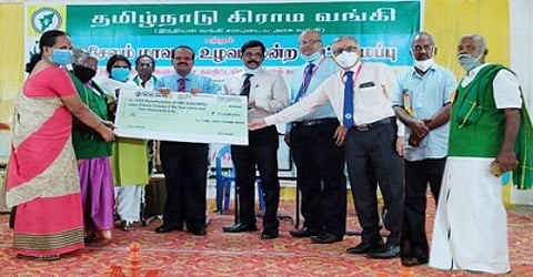 விவசாயக் குழுக்களுக்கு கடன் வழங்கும் விழா நபாா்டு வங்கியின் முதன்மை பொதுமேலாளா் எஸ்.செல்வராஜ் தலைமையில் வெள்ளிக்கிழமை நடைபெற்றது