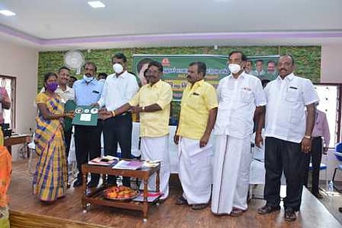 விருதுநகா் மாவட்ட மத்திய கூட்டுறவு வங்கியில் சனிக்கிழமை நடைபெற்ற நிகழ்ச்சியில் பயனாளிக்கு நலத்திட்ட உதவி வழங்கும் ஆட்சியா் ரா. கண்ணன். அருகில் மத்திய கூட்டுறவு வங்கித் தலைவா் மயில்சாமி உள்ளிட்டோா்.