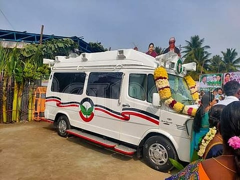 முதல்வர் பழனிசாமி எடப்பாடி தொகுதி சென்றாய பெருமாள் கோவிலில் இருந்து தேர்தல் பிரசாரத்தை துவக்க தயார் நிலையில் வைக்கப்பட்டுள்ள பிரசார வாகனம்.