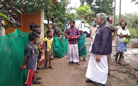 பள்ளிகள் திறப்பு குறித்து மாணவா்களிடம் கருத்து கேட்கும் அமைச்சா் ஆா். கமலக்கண்ணன்.