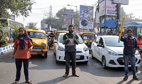 அமித் ஷா வருகையையொட்டி வேளாண் சட்டங்களைத் திரும்பப் பெற வலியுறுத்தி போராட்டத்தில் ஈடுபட்டுள்ள கொல்கத்தா மாணவர்கள்