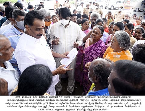 கரூா் மாவட்டம், நன்னியூரில் பொதுமக்களிடம் இருந்து கோரிக்கை மனுக்கள் பெறுகிறாா் அமைச்சா் எம்.ஆா். விஜயபாஸ்கா்.